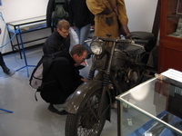 Jens og Kristian kigger selvflgelig p motorcykel